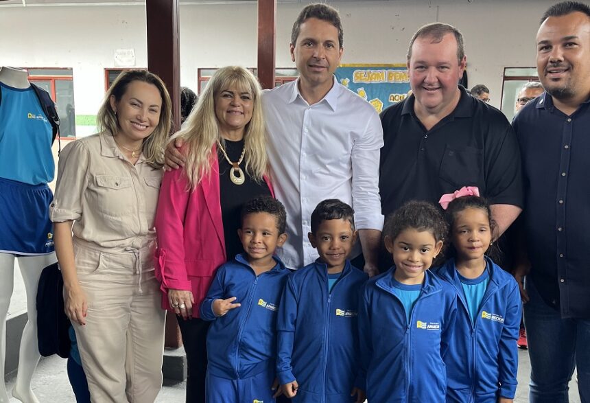 Tatá Teixeira acompanha Vilela na entrega de kits e uniformes completos a alunos da rede municipal.