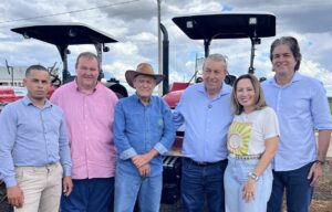 Tatá Teixeira marca presença em evento que garante trator para agricultura familiar de Aparecida