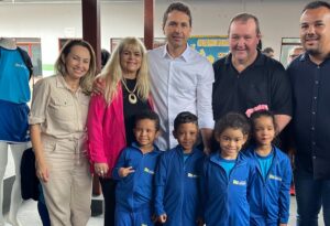 Tatá Teixeira acompanha Vilela na entrega de kits e uniformes completos a alunos da rede municipal