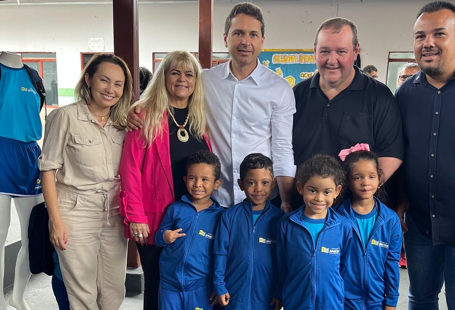 Tatá Teixeira acompanha Vilela na entrega de kits e uniformes completos a alunos da rede municipal