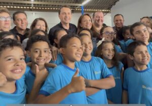 Prefeito Vilela, Gracinha e Tatá Teixeira celebram entrega da reforma da Escola