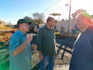 Vereador Tatá Teixeira solicita e prefeito Leandro Vilela atende: recapeamento chega a mais 15 bairros